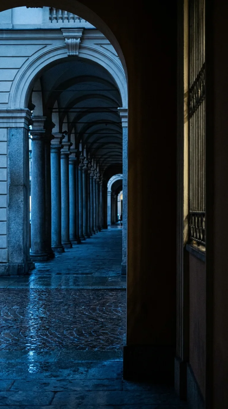 Portici e cielo di Torino in controluce